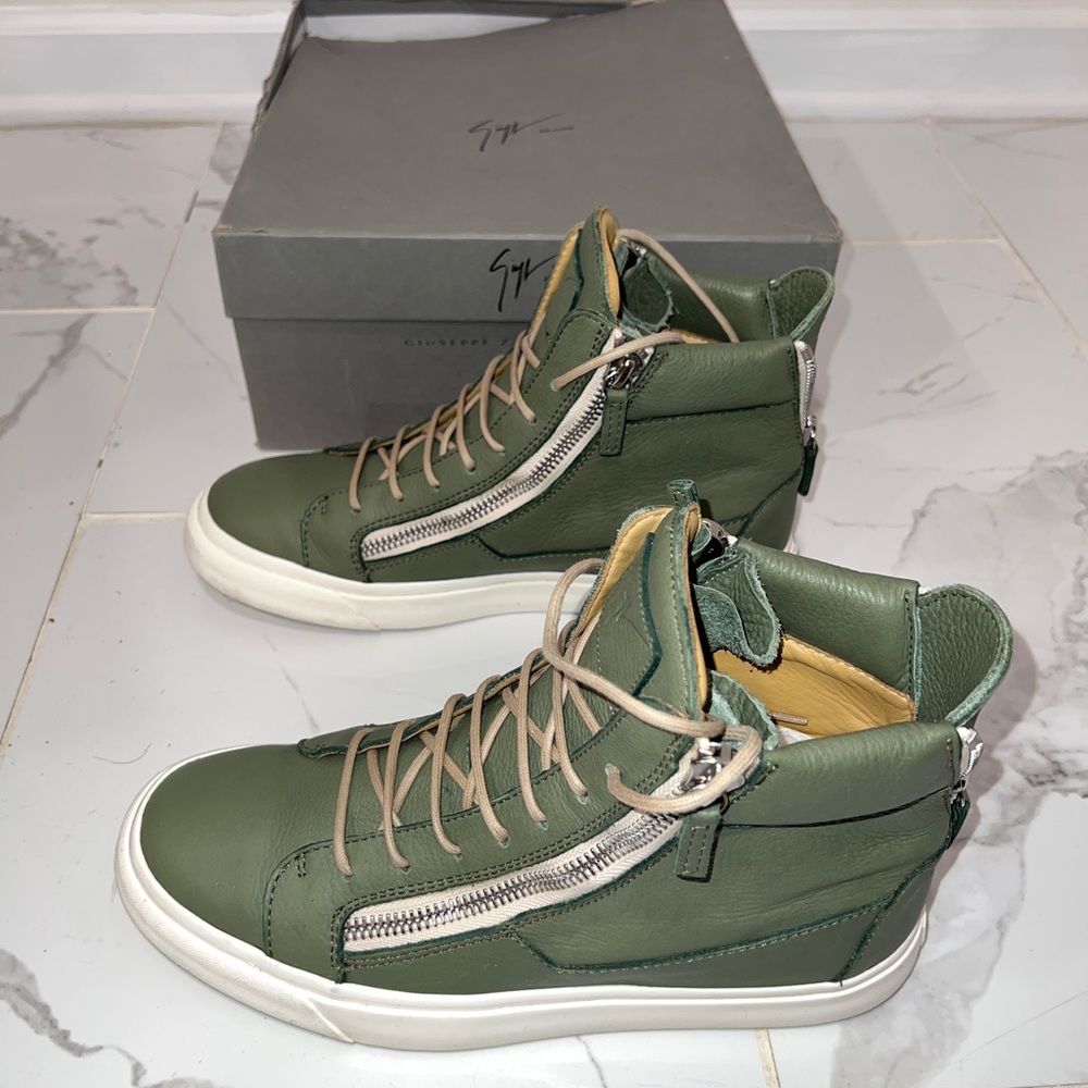 Giuseppe Sneakers size 42 is 9